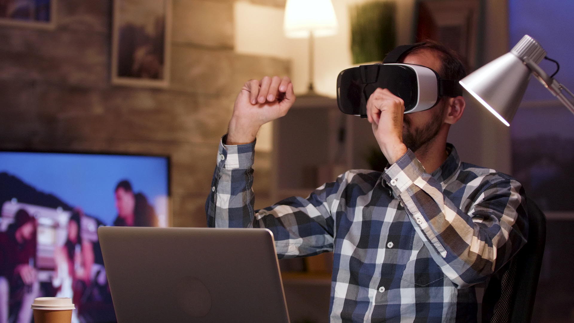 有胡子的商人在家里的办公室里使用虚拟现实护目镜视频的预览图