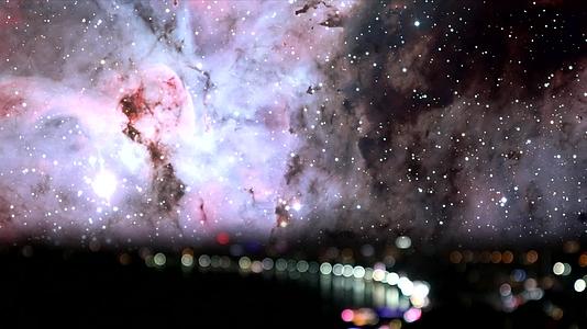 星系在天空中滚动海岸和海滩路的光线在夜晚模糊视频的预览图