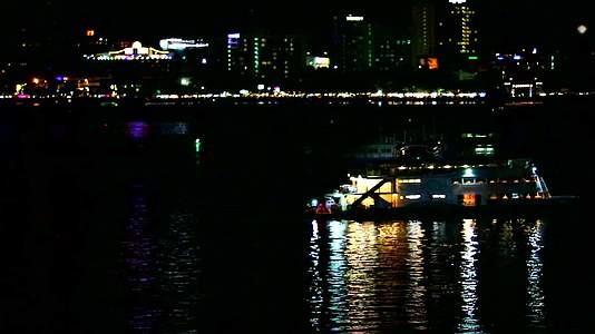 漂浮在夜海上的餐厅和帕塔亚丰富多彩的灯光视频的预览图