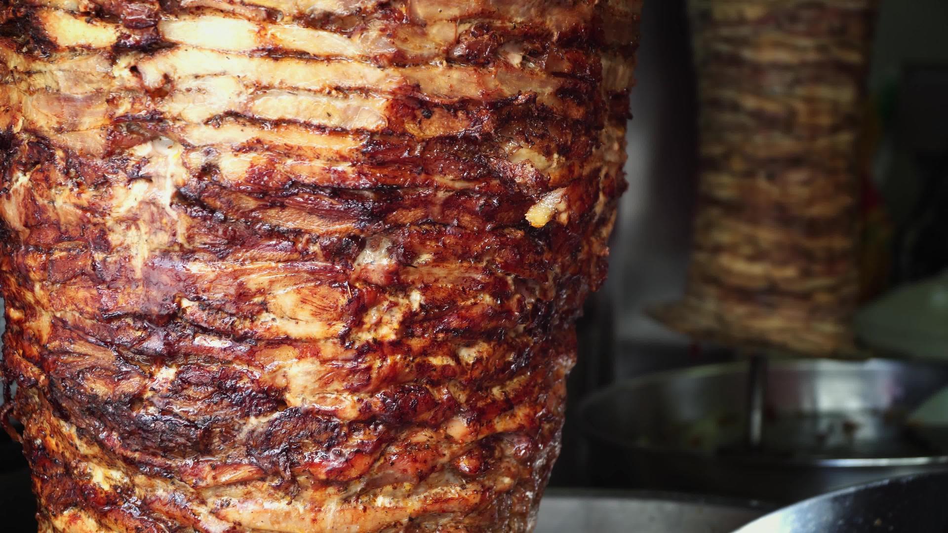 传统的土库什传统土库什烤肉串或烤肉串视频的预览图