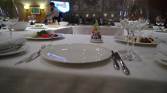 盛宴、晚宴或婚礼上装饰的桌子视频的预览图