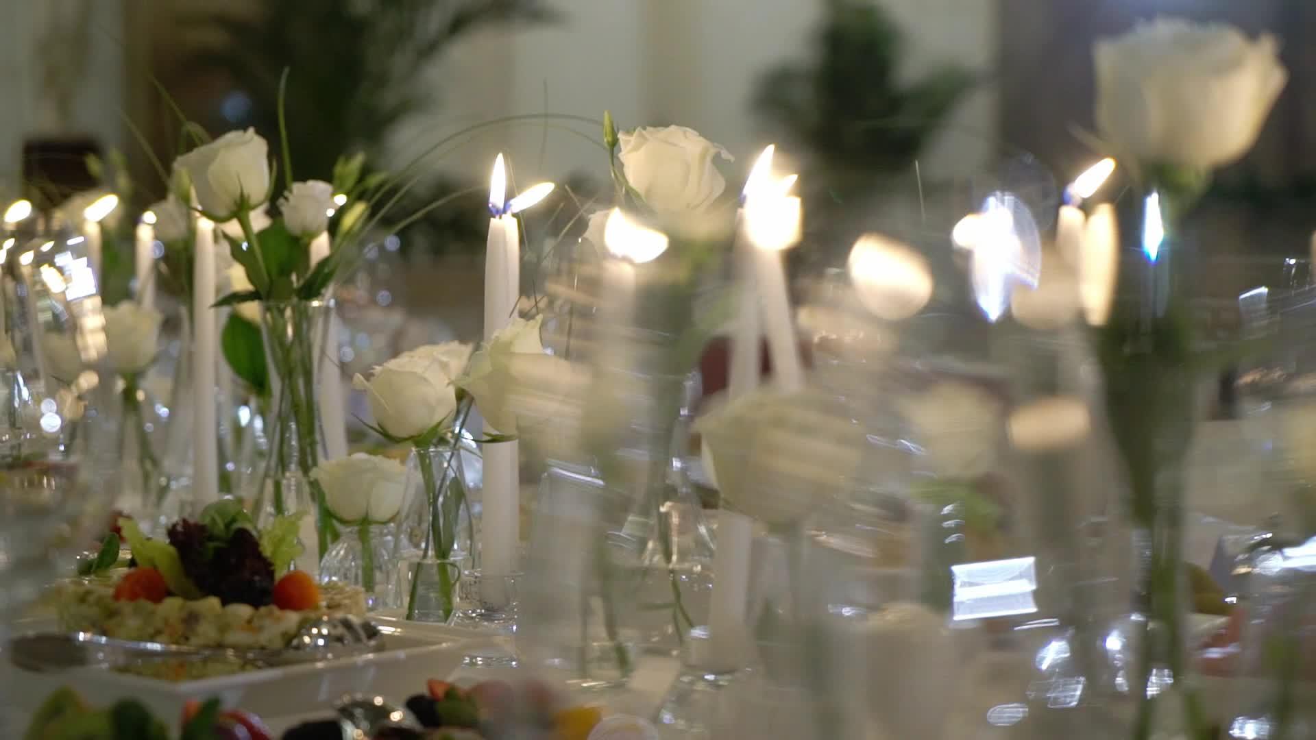 盛宴、晚宴或婚礼上装饰的桌子视频的预览图