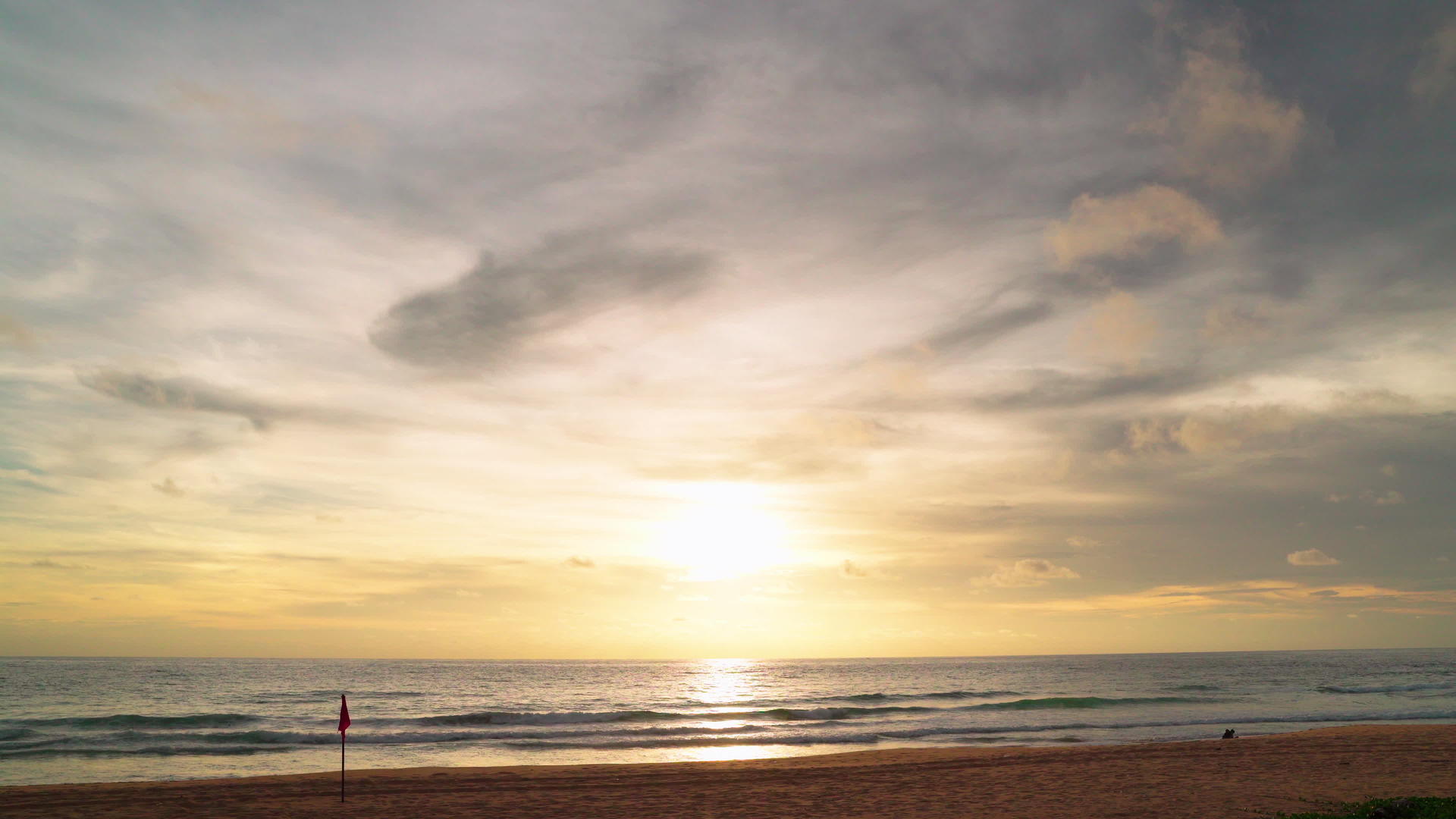 自然视频和风景波向海岸移动的场景太阳落下金色反射视频的预览图
