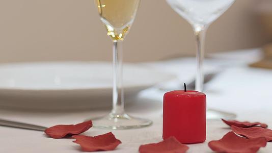 男服务员或情人点燃红色爱情蜡烛浪漫晚餐视频的预览图