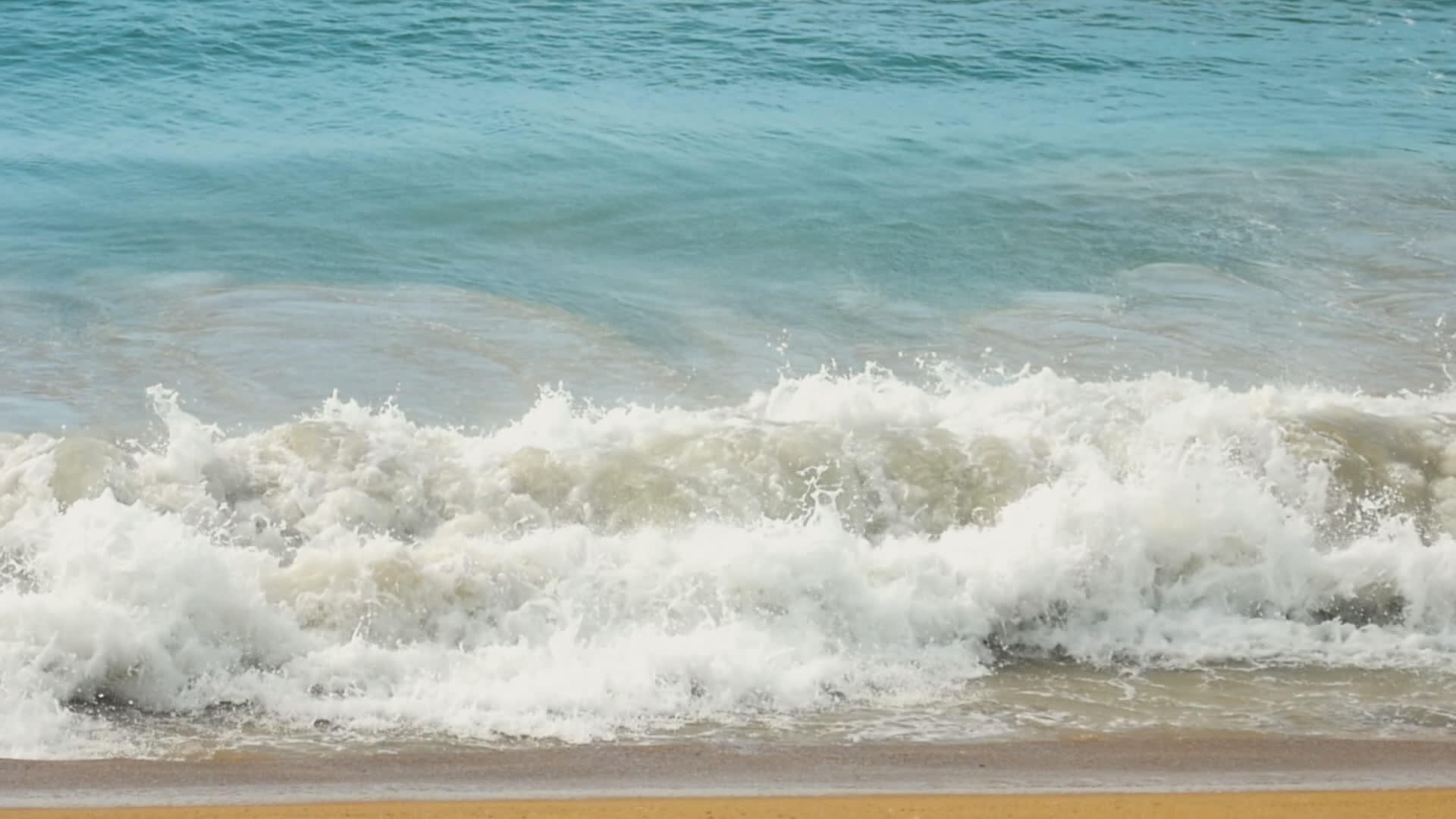 暴风雨和海浪在大海滩的岸边滚动视频的预览图