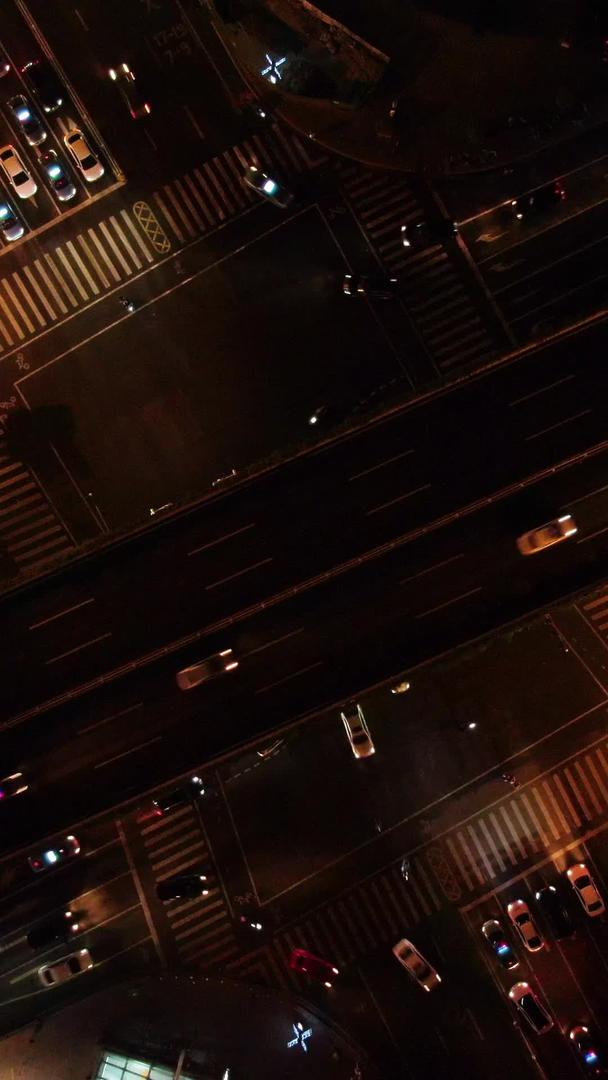 拍摄城市交叉路夜景车辆移动延迟视频的预览图