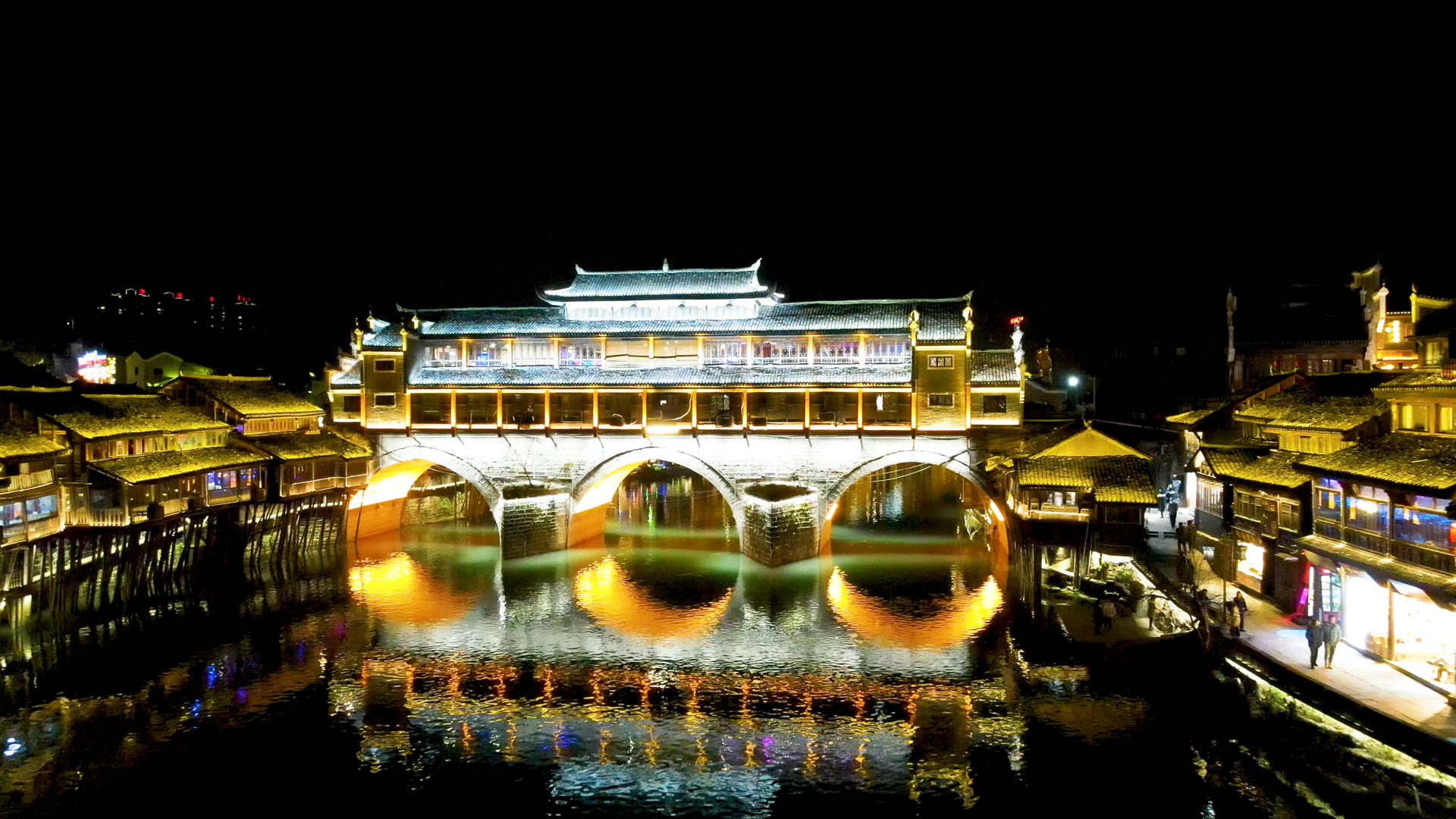 航拍湖南凤凰古城虹桥夜景视频的预览图