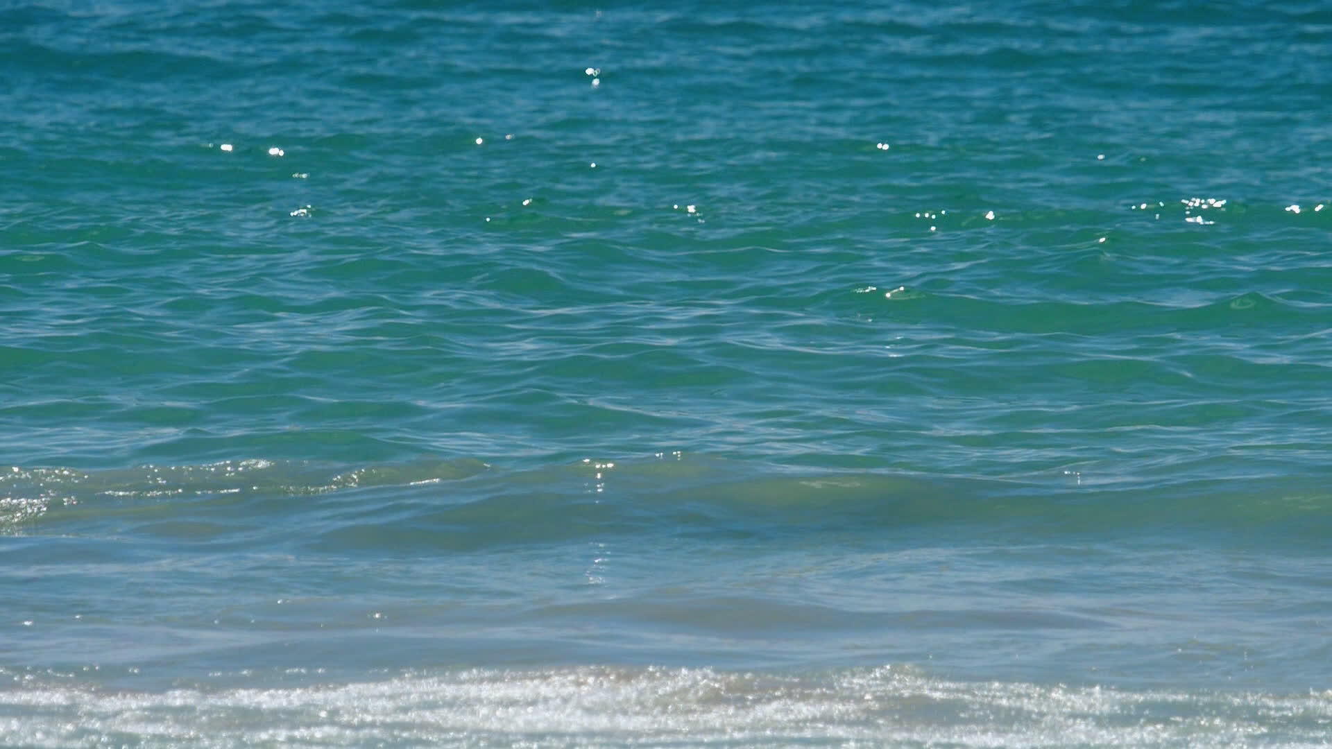 奈伊夏恩海滩冰雪滚滚的海滩视频的预览图