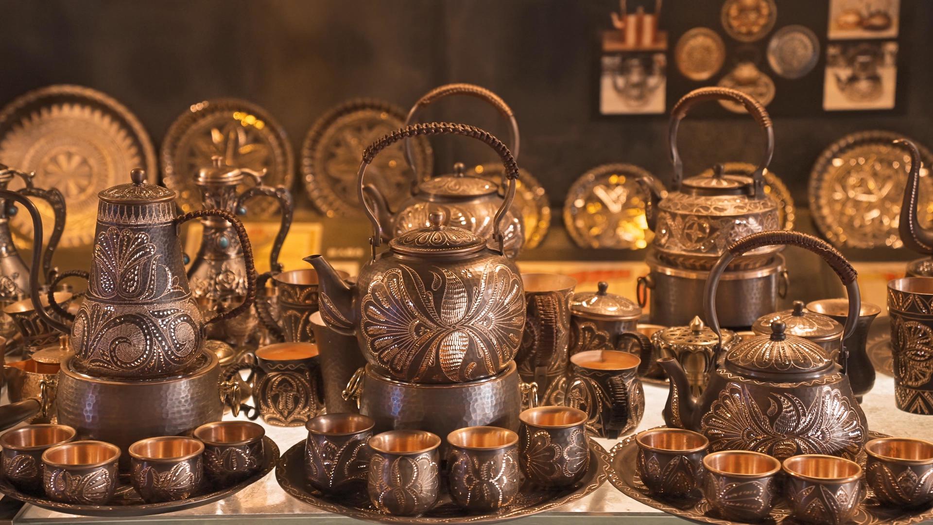 喀什古城4K琳琅满目的金属器皿的预览图