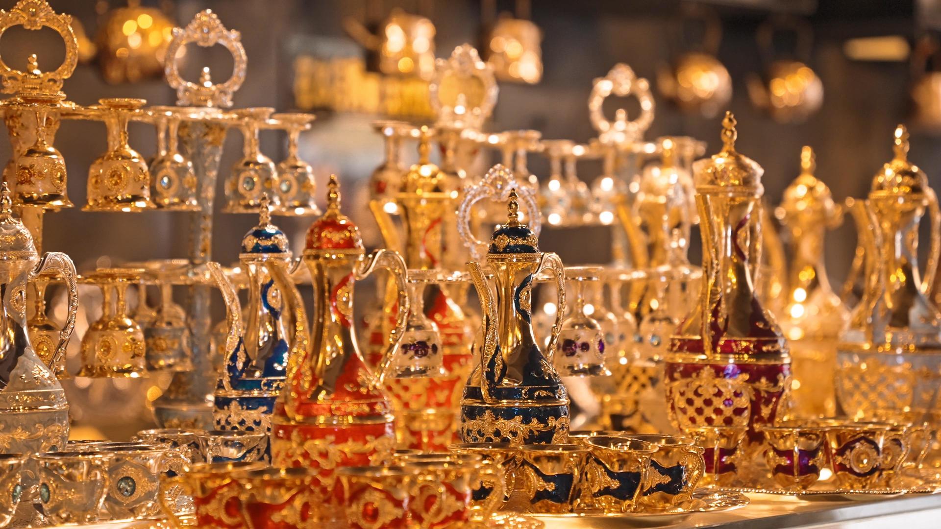 喀什古城4K琳琅满目的金属器皿的预览图