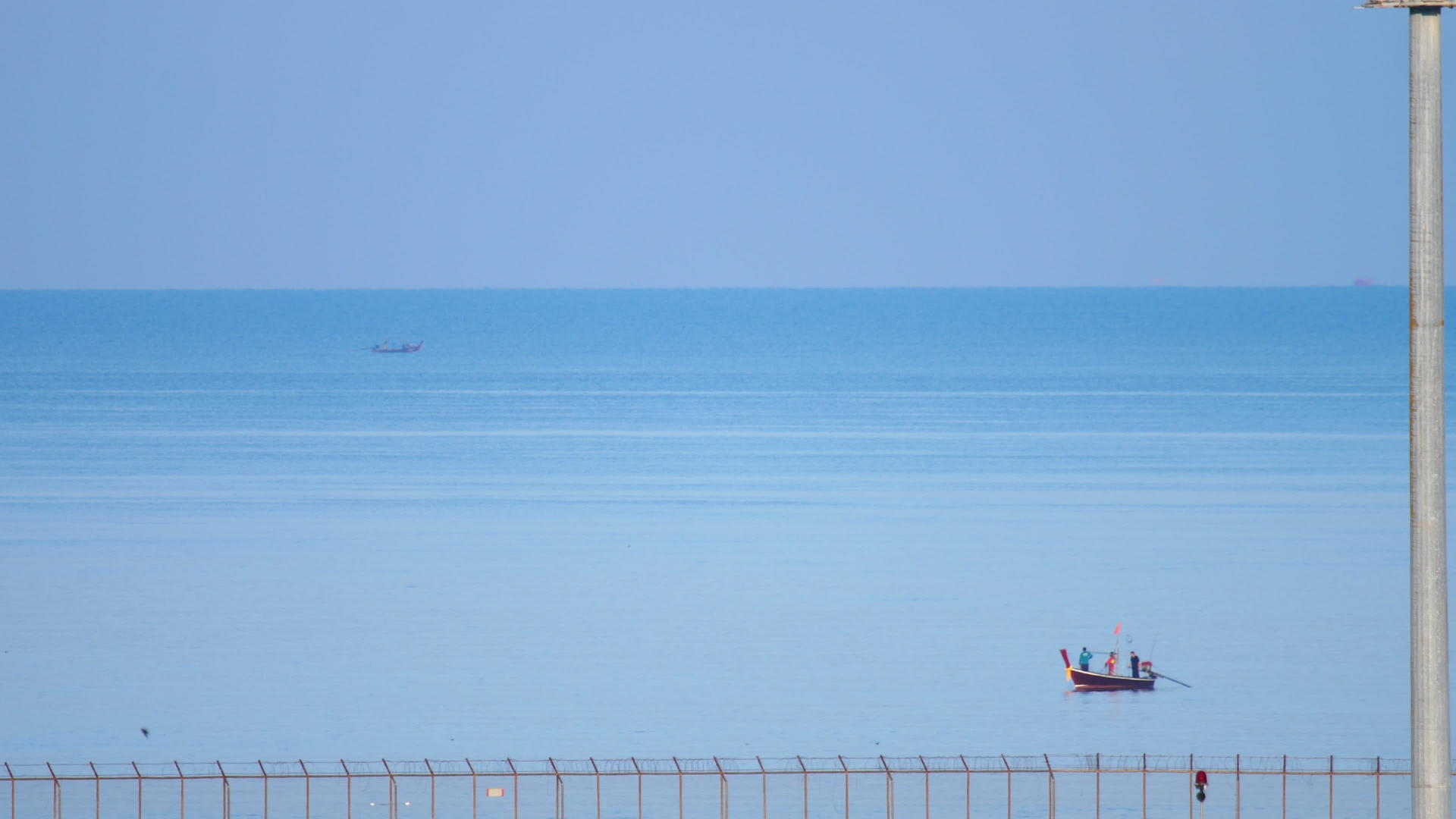 长尾渔船在普吉岛机场附近视频的预览图