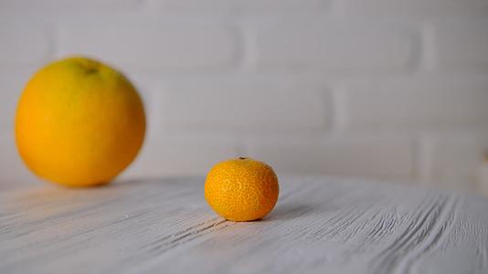 橙子围绕橙子旋转天文健康水果的概念也在化妆品中视频的预览图