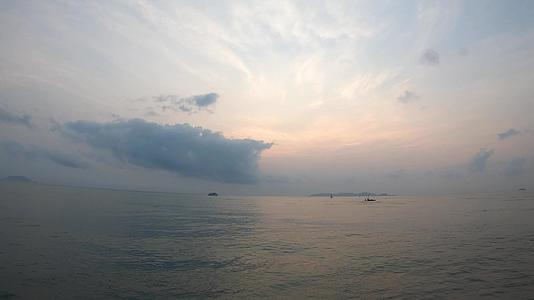 渔船在海里航行海浪和燕子在早晨与日出一起飞翔视频的预览图