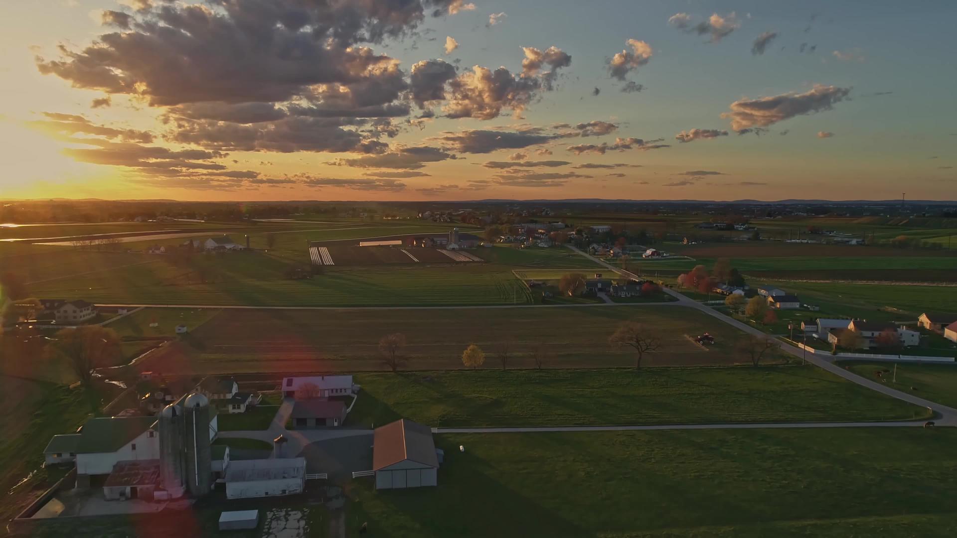 金色的空中风景仰望着宾夕法尼亚农场的土地、农业谷和农民视频的预览图