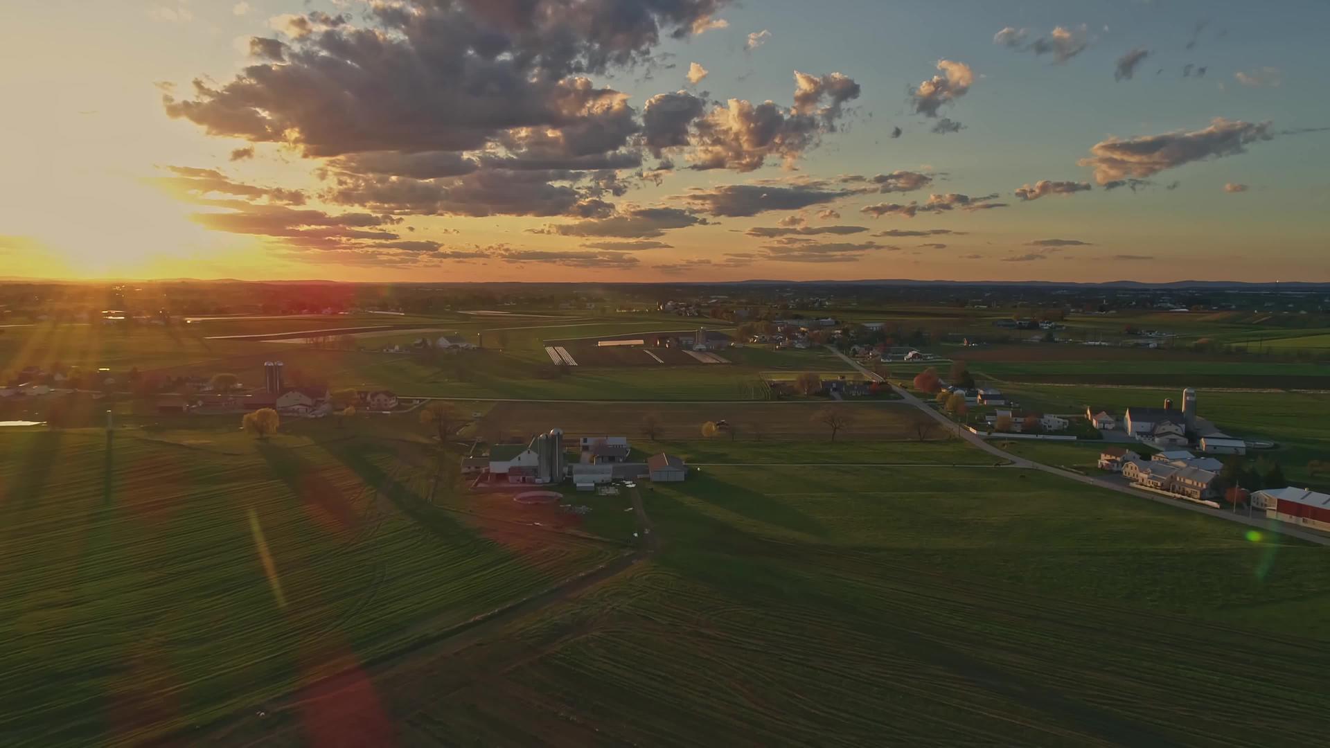 金色的空中风景仰望着宾夕法尼亚农场的土地、农业谷和农民视频的预览图