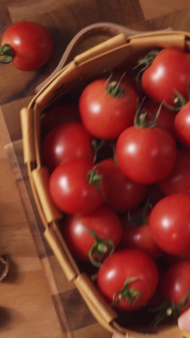 小番茄展示去皮后小番茄展示装罐被水打湿的番茄视频的预览图