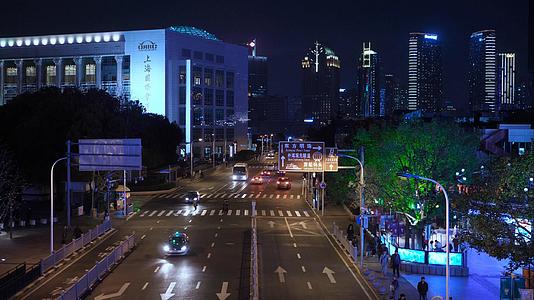 上海国际会议中心夜景人流车流视频的预览图