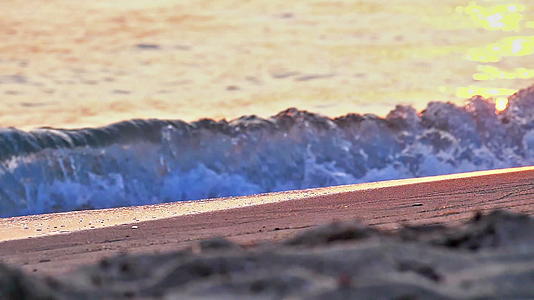 沙滩海浪宏观日落慢运动视频的预览图