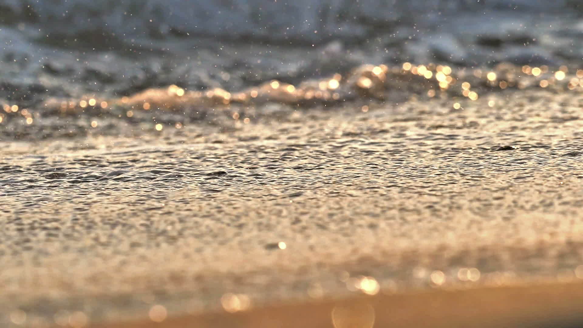 当日落缓慢时海滩上的海浪喷洒视频的预览图