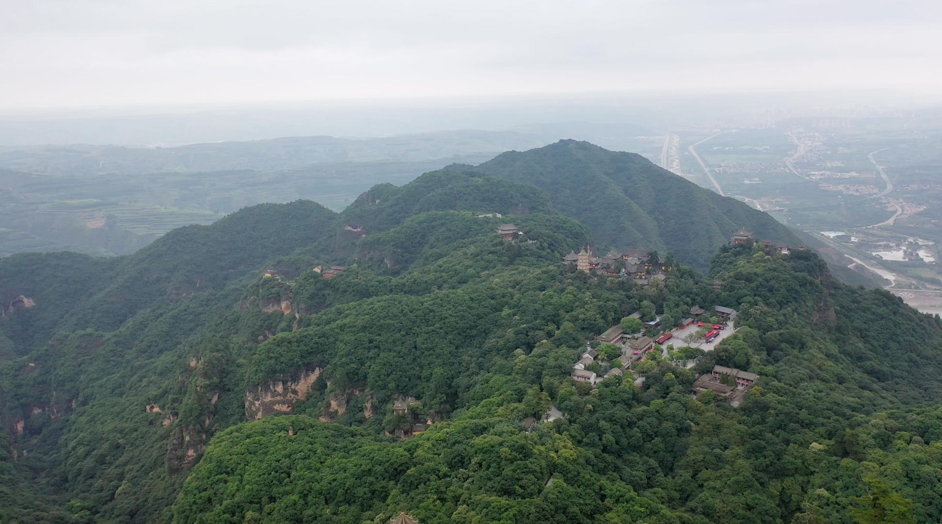 甘肃崆峒山夏季风光航拍4K视频视频的预览图