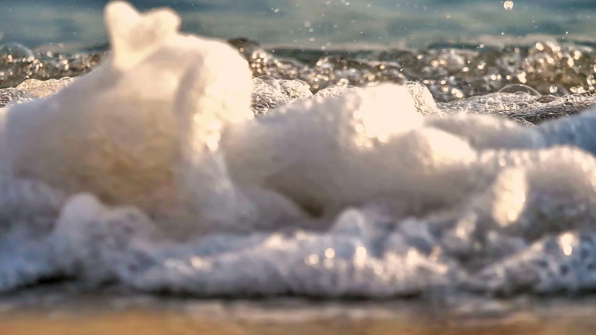 缓慢移动的沙滩波视频的预览图