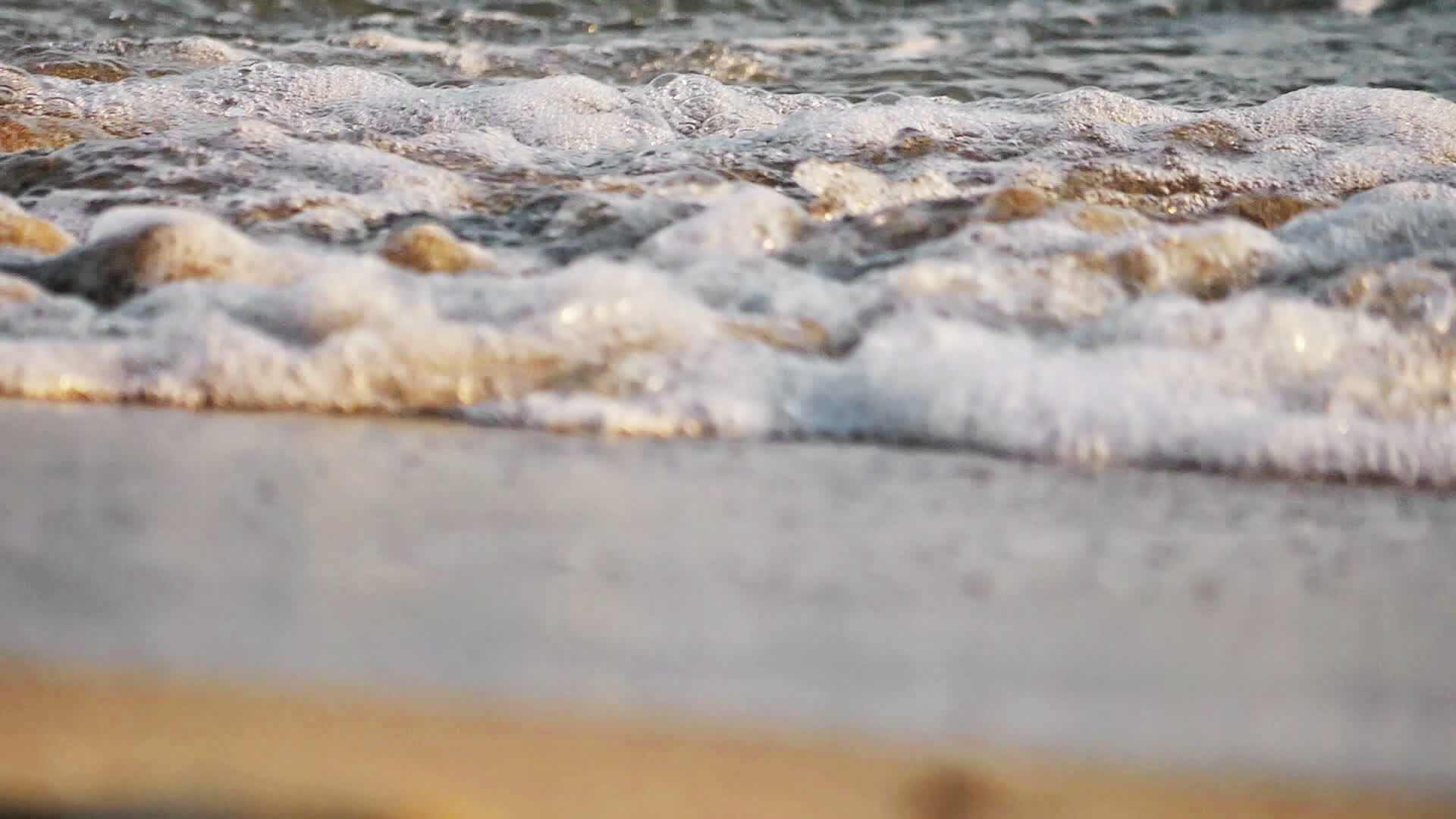 缓慢移动的沙滩波视频的预览图