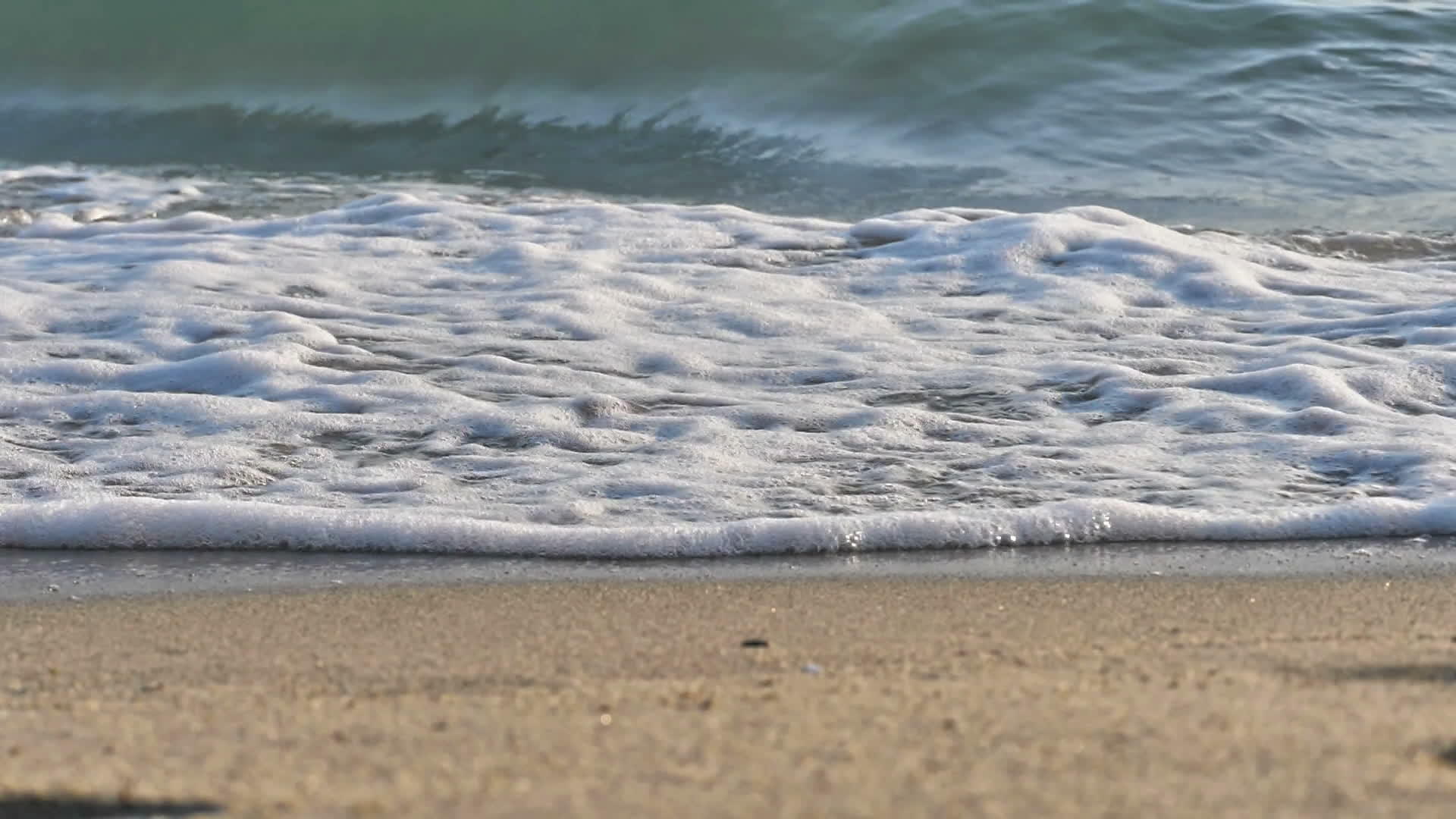 缓慢移动的沙滩波视频的预览图