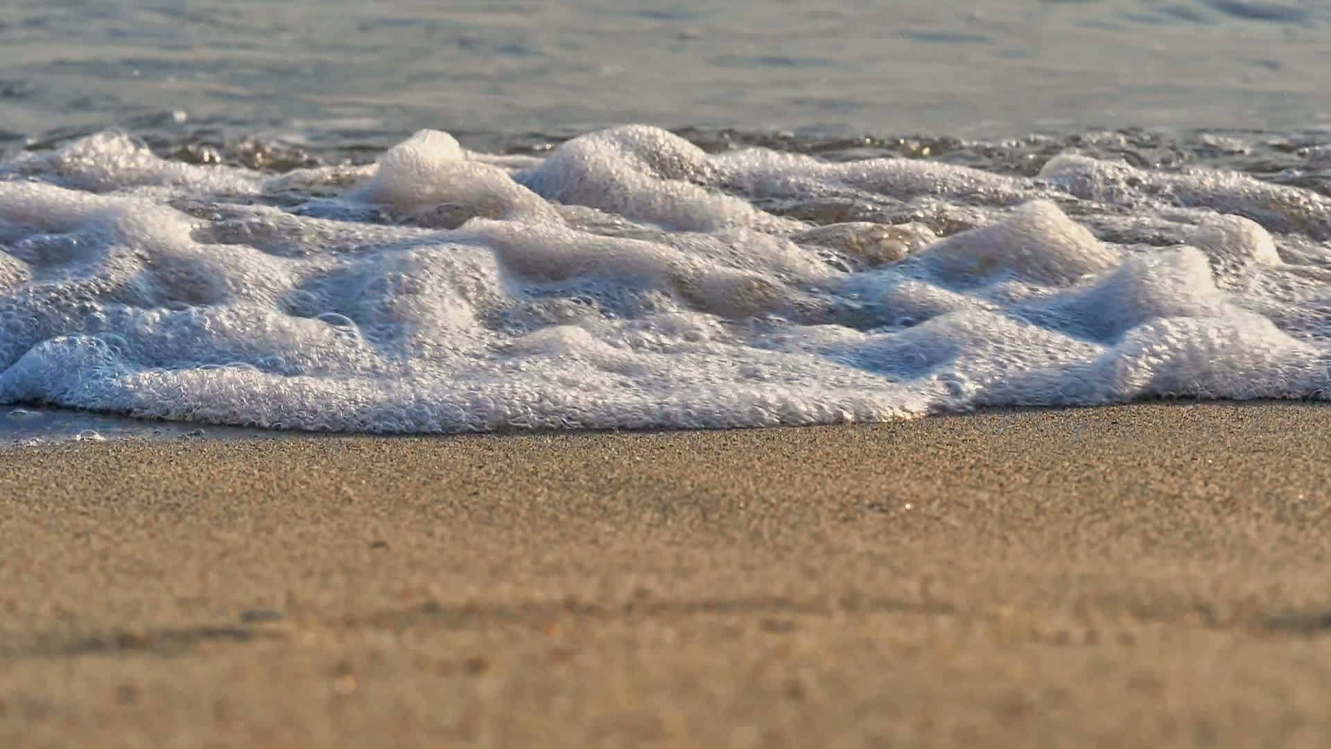 缓慢移动的沙滩波视频的预览图