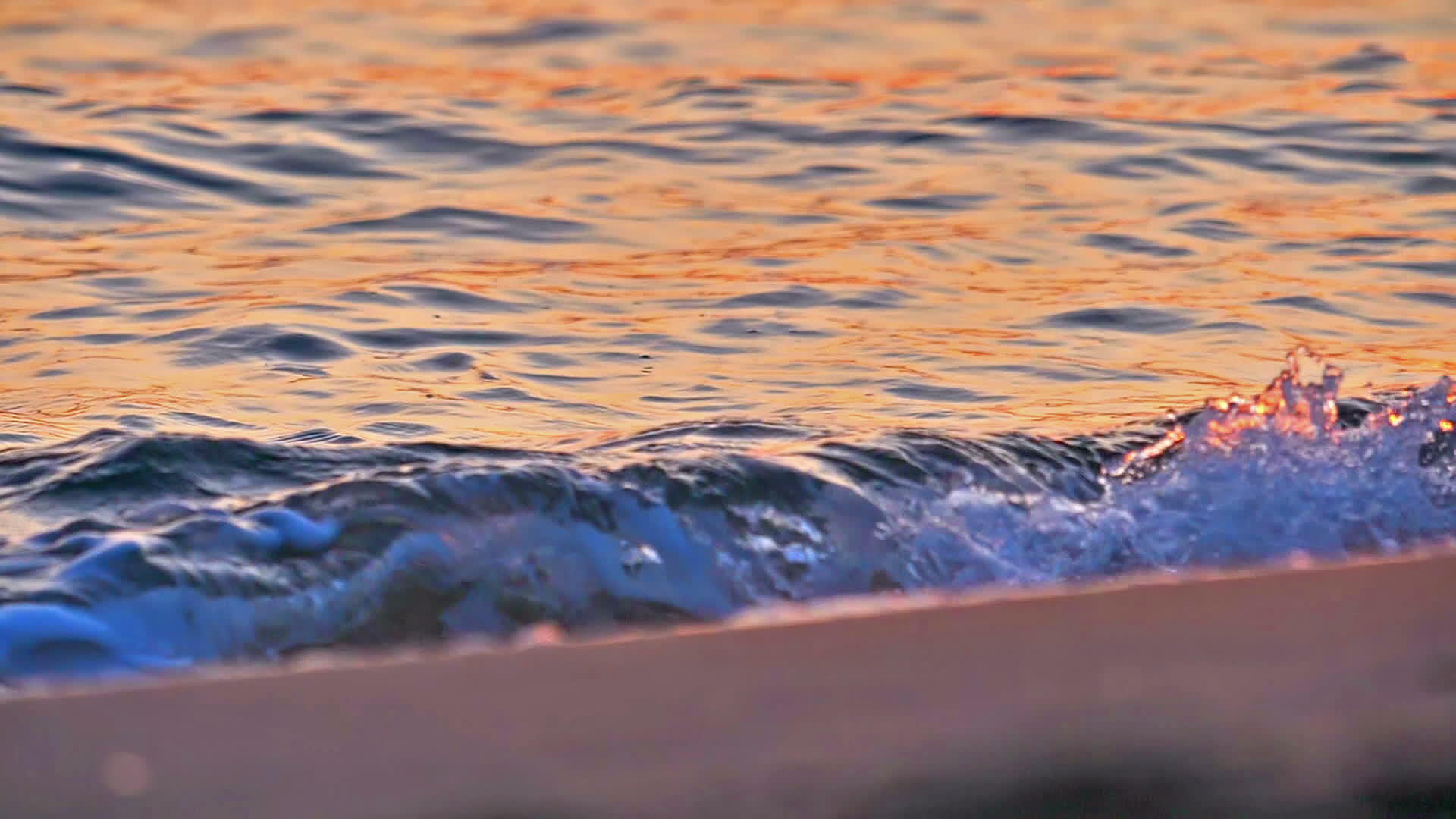 沙滩海浪宏观日落慢运动视频的预览图