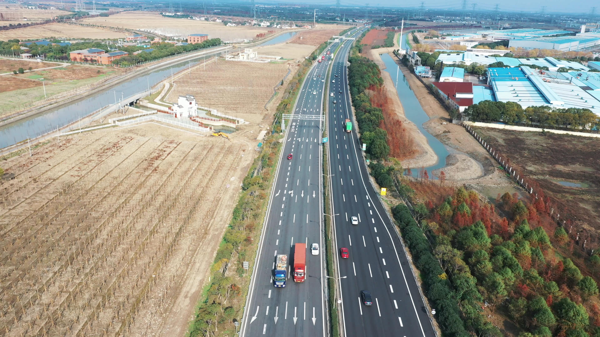 航拍沪渝高速公路视频的预览图