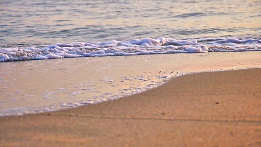 沙滩海浪宏观日落慢运动视频的预览图