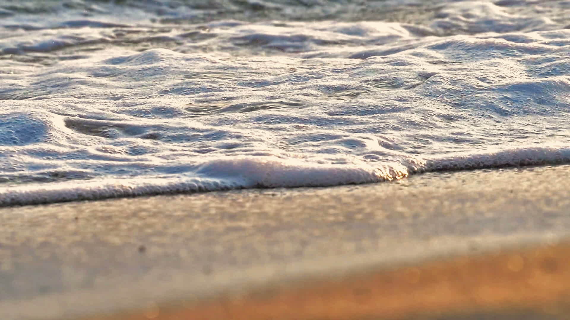 当日落缓慢时海滩上的海浪喷洒视频的预览图