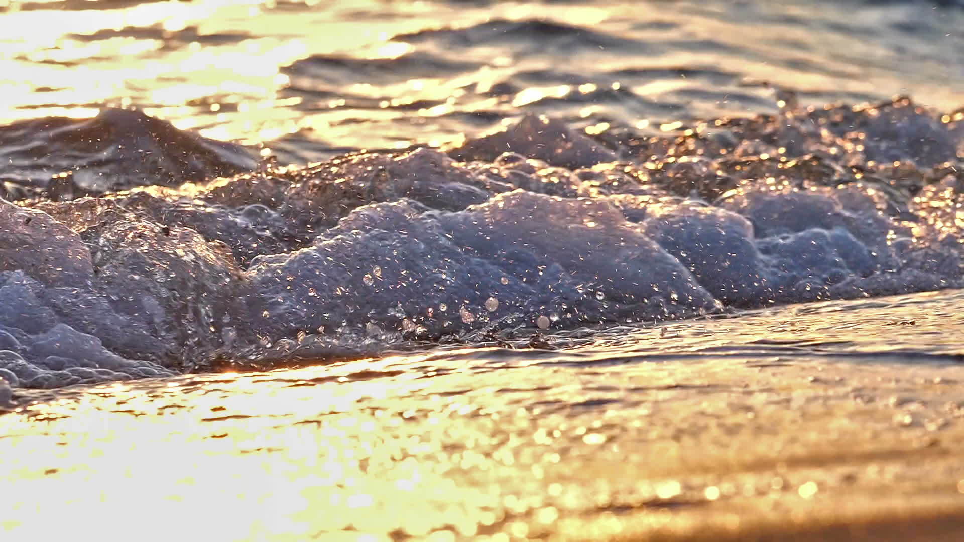 当日落缓慢时海滩和海浪视频的预览图