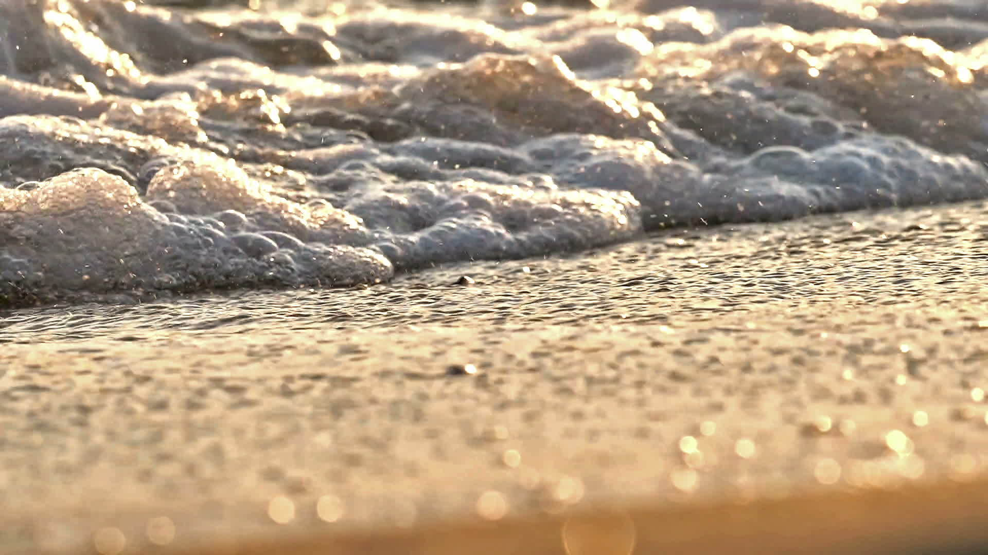 当日落缓慢时海滩和海浪视频的预览图
