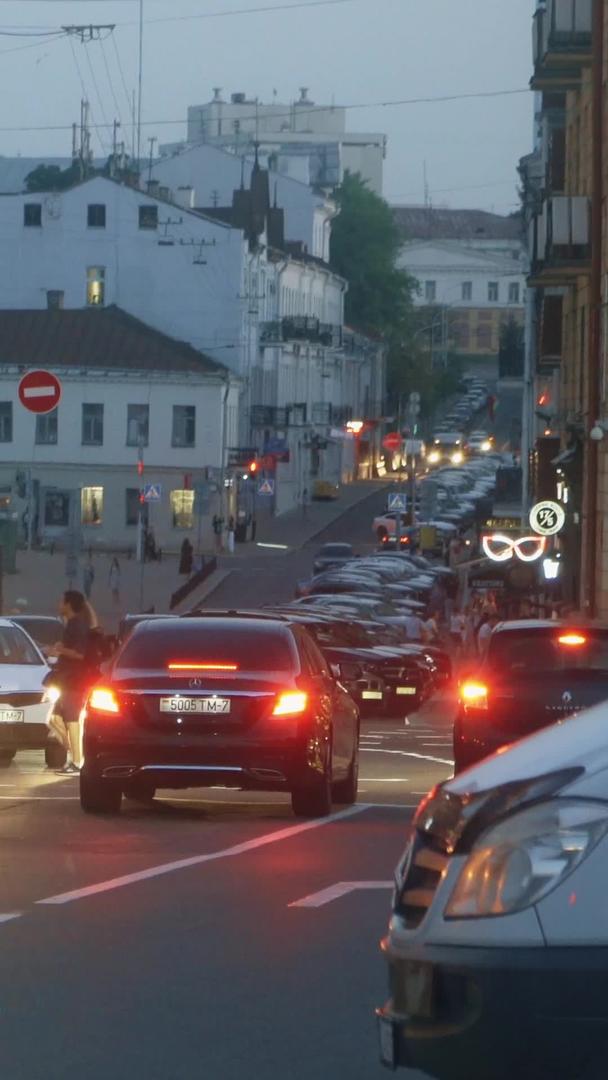 城市夜景道路交通车流车流视频的预览图