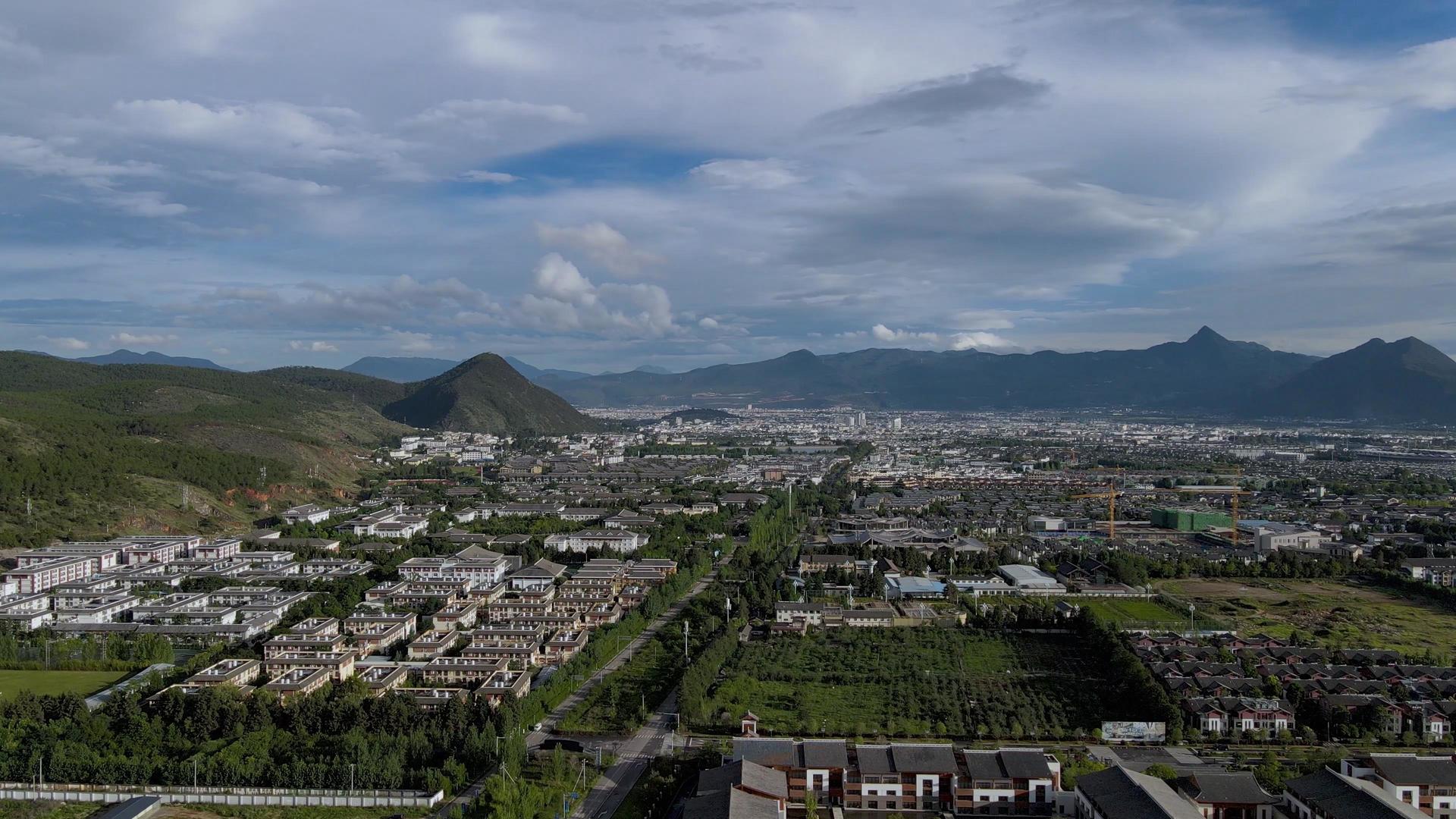 云南丽江雪山小镇4K素材视频的预览图