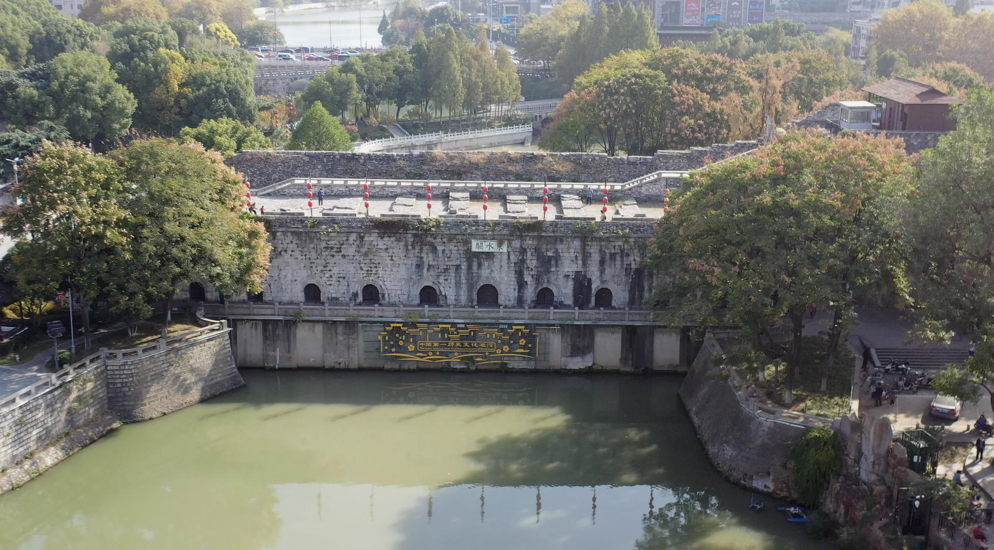 南京古城墙东水关航拍4K视频视频的预览图