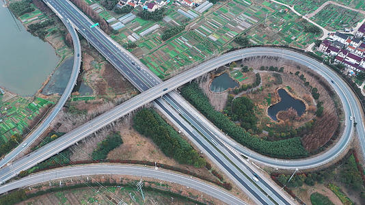 航拍上海绕城高速入口立交桥视频的预览图