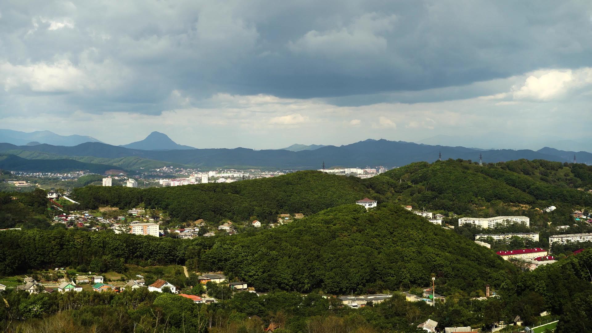 具有建筑景观的山地景观视频的预览图