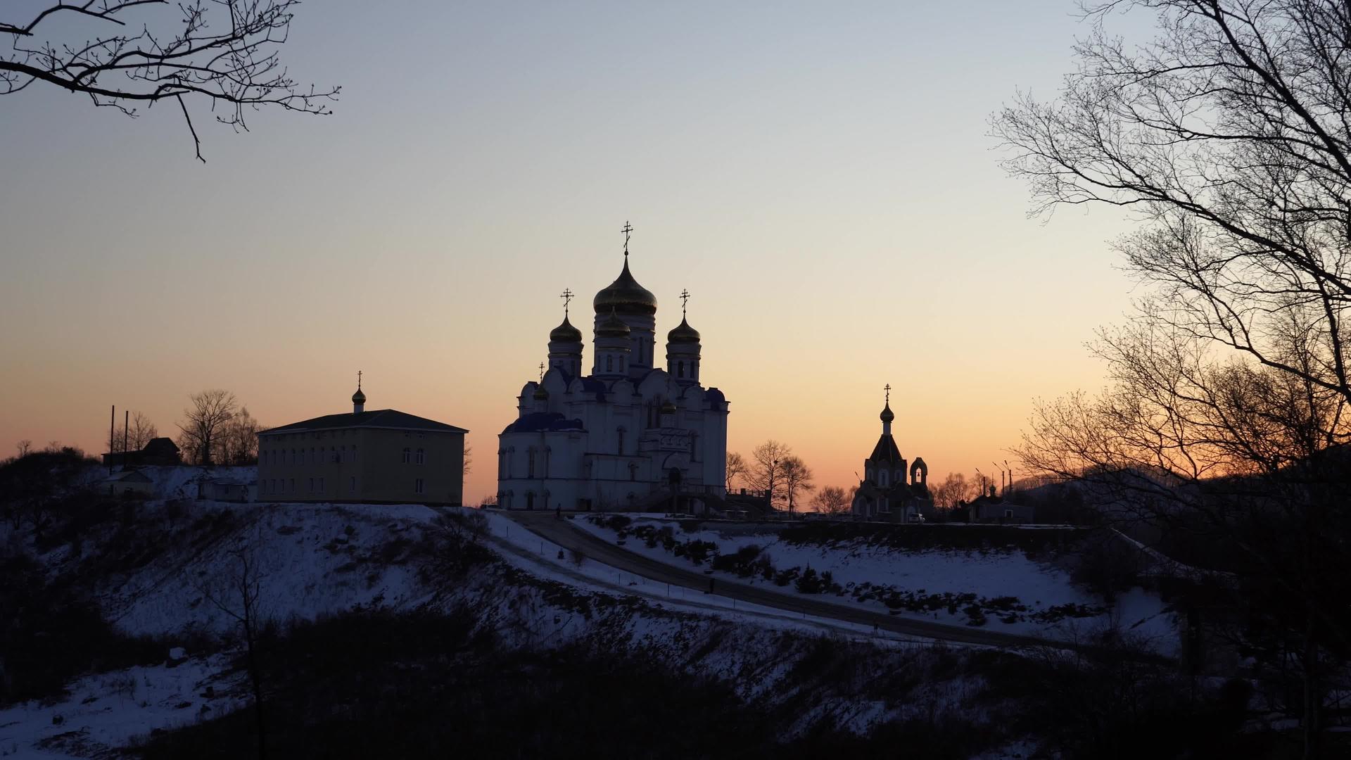城市景观类似于日落背景的寺庙NakhodkaRussia视频的预览图