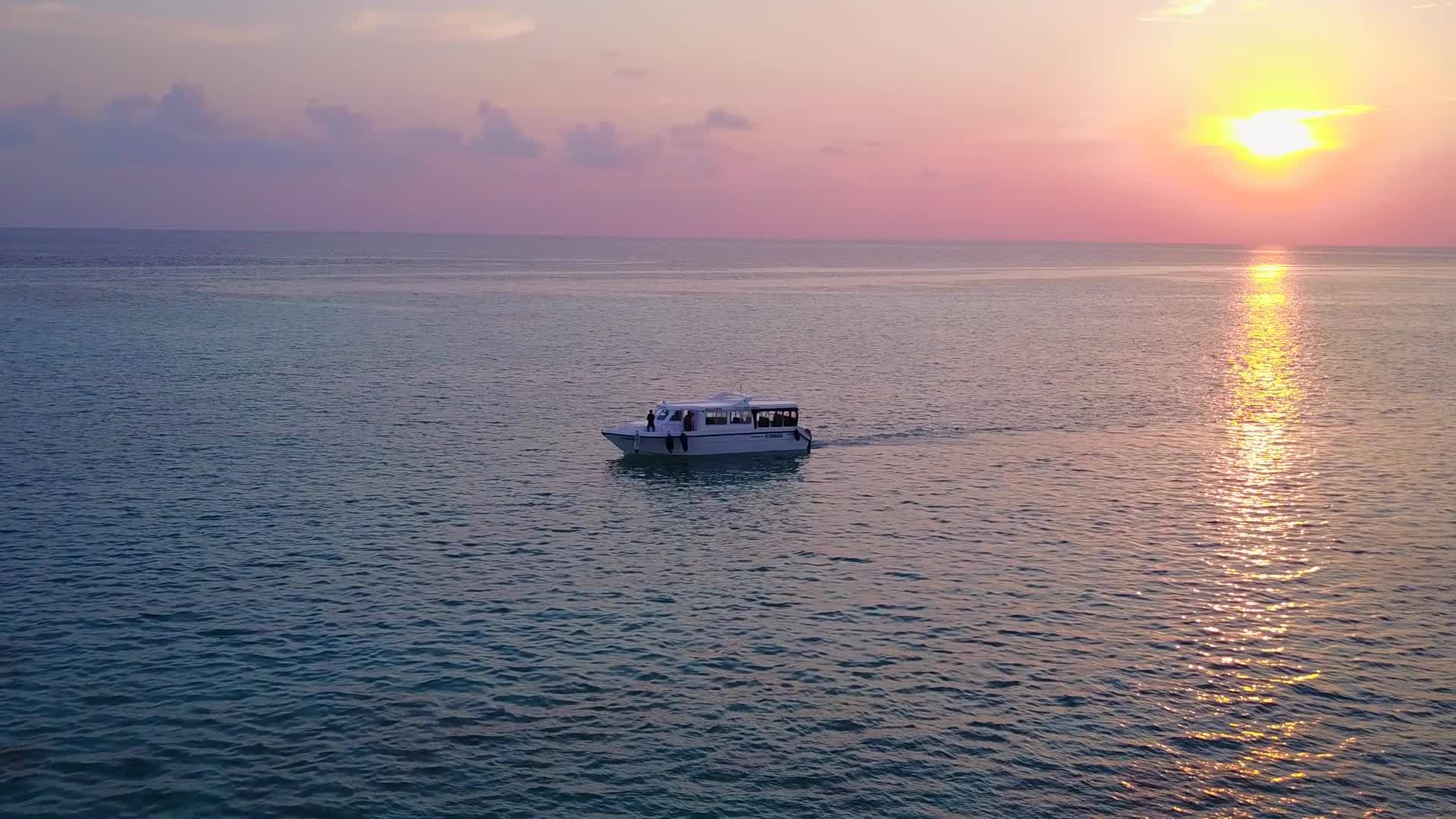蓝海和日落前浅沙背景的海滩度假日阳光明媚视频的预览图