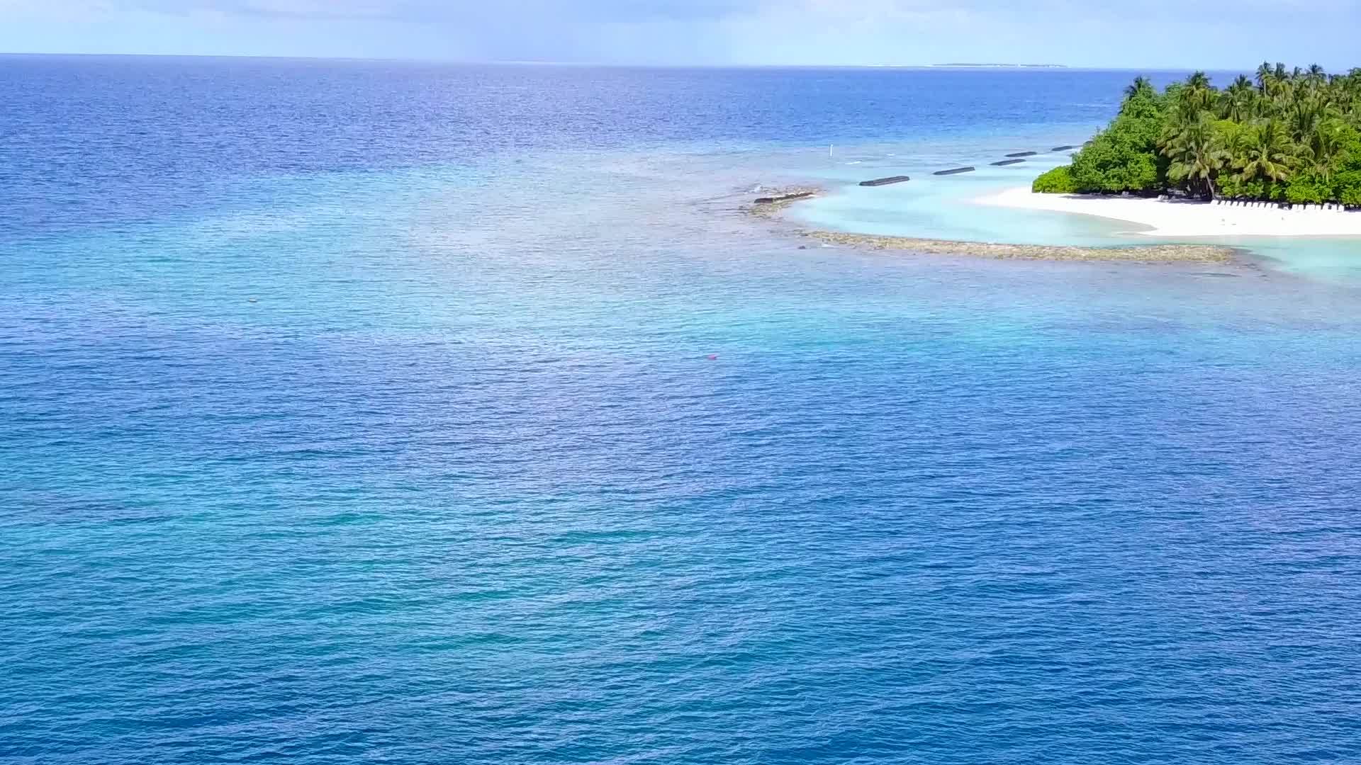 日落前蓝色的水和白色的沙滩背景完美的环礁湖海滩之旅阳光明媚视频的预览图