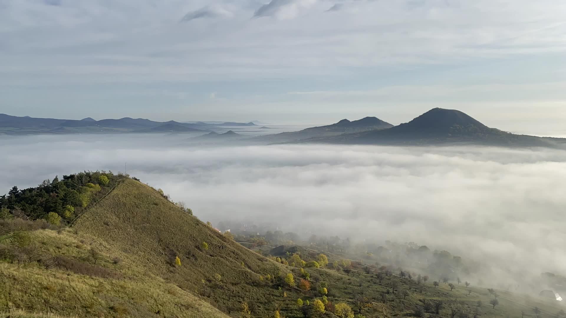从拉纳山的景象中混乱的早晨在波希米亚高原的中部视频的预览图