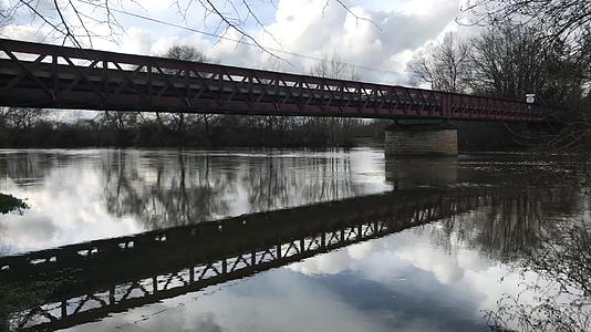 2021年3月14日法国萨尔特埃菲尔风格桥梁季节性洪水视频的预览图