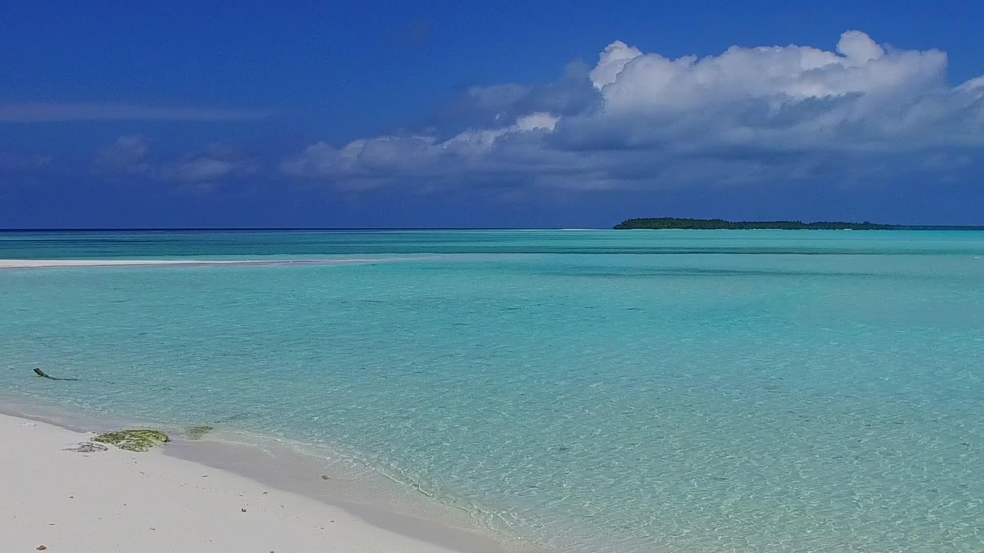 度假村附近的蓝色大海和白色海滩背景是田园诗般的海景视频的预览图