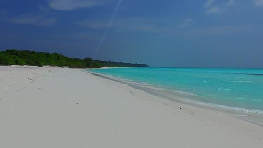 热带海湾海滩旅行穿过蓝色的海洋和海浪附近的清洁沙地视频的预览图