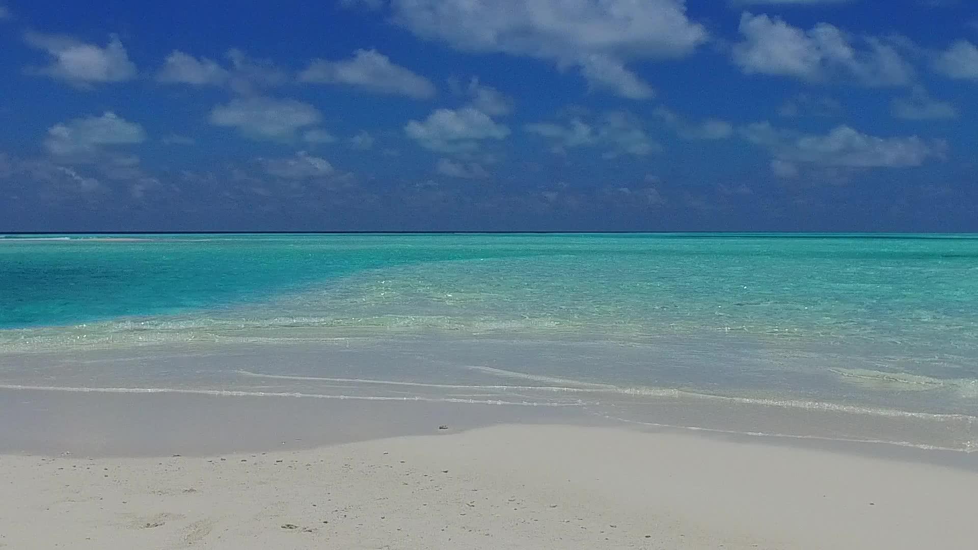 海面附近的乌绿水和近冲浪的白沙背景视频的预览图