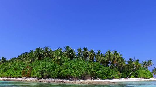 度假村附近的宁静度假村海滩度假村有蓝色海水和白色海滩背景视频的预览图