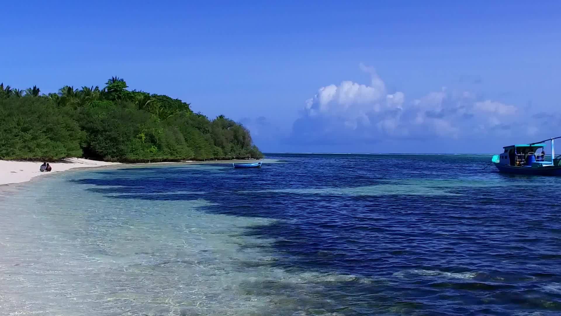 浅海滩旅游度假胜地附近有白色沙子背景的白沙背景视频的预览图
