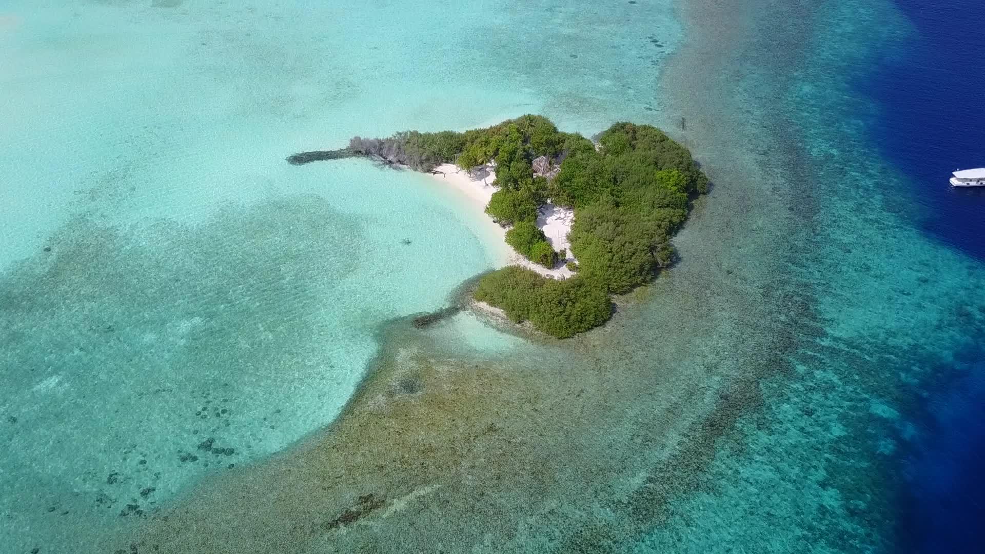 蓝色环礁湖在冲浪附近有一个干净的沙土背景空间天空复制豪华视频的预览图